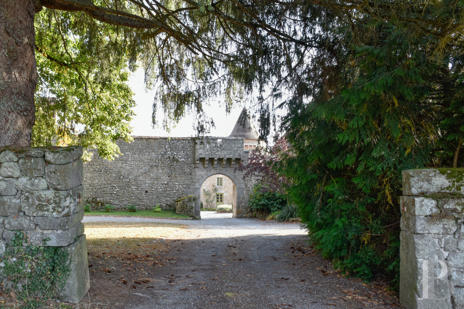 En Limousin, dans le sud-est de la Creuse et à proximité d’Aubusson, un logis indépendant du 17e siècle au centre d’une place forte médiévale,  - photo  n°33